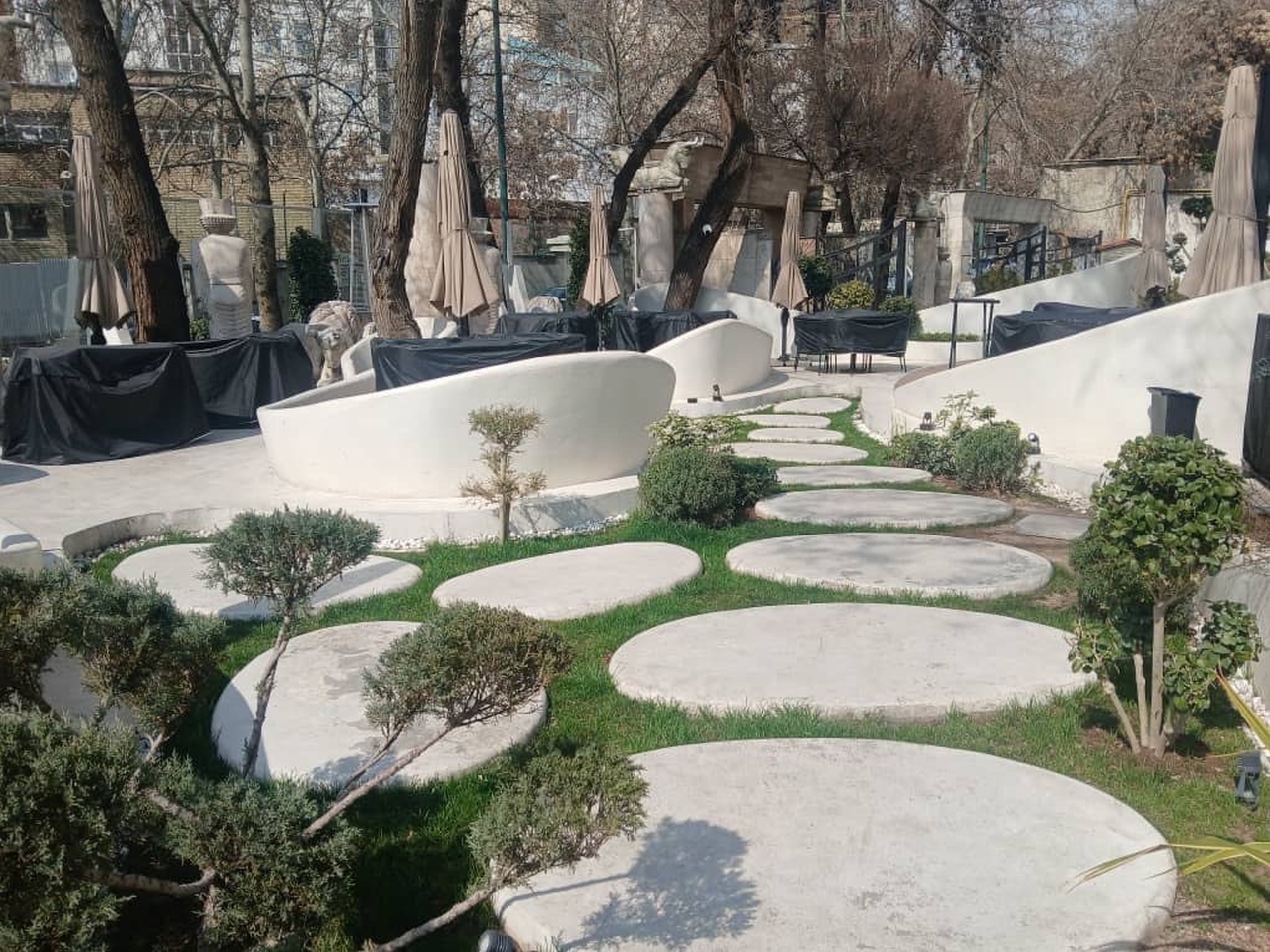 مسیر بیضی در چمن؛ دیواره‌های سفید